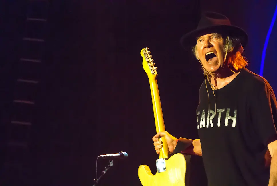 Guitariste jouant Heart of Gold de Neil Young
