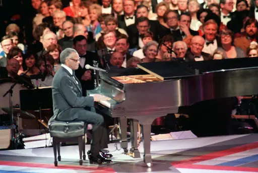 Ray Charles interprétant Hit the Road Jack en concert — ambiance soul