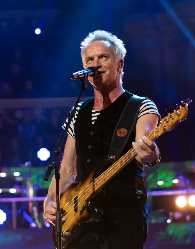Sting chantant et jouant de la basse