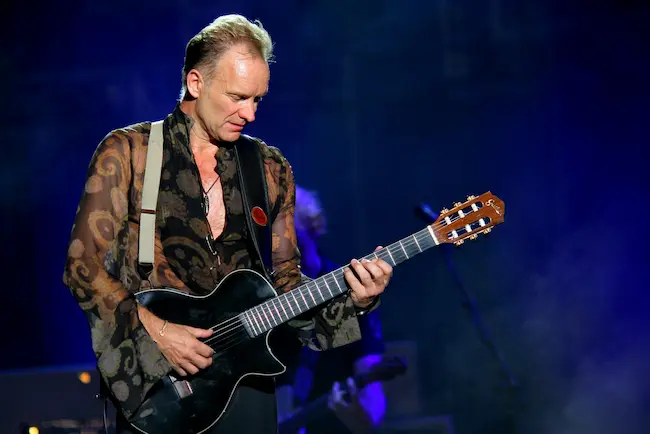 Sting jouant Englishman in New York à la guitare