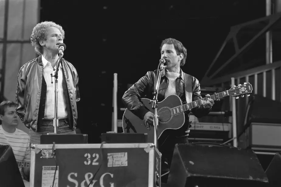 Guitariste jouant Mrs. Robinson de Simon & Garfunkel