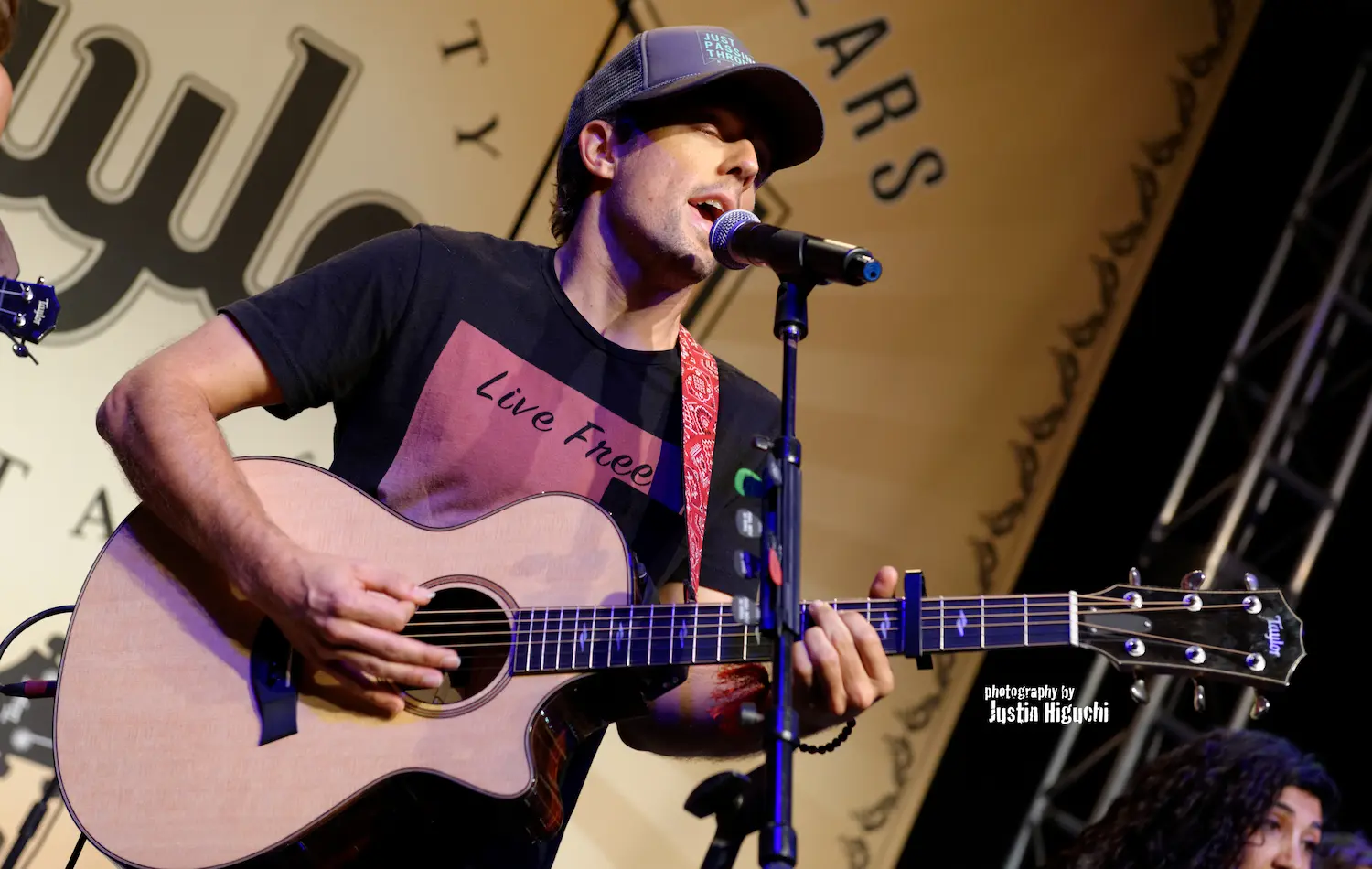 Jason Mraz interprétant Live High en live