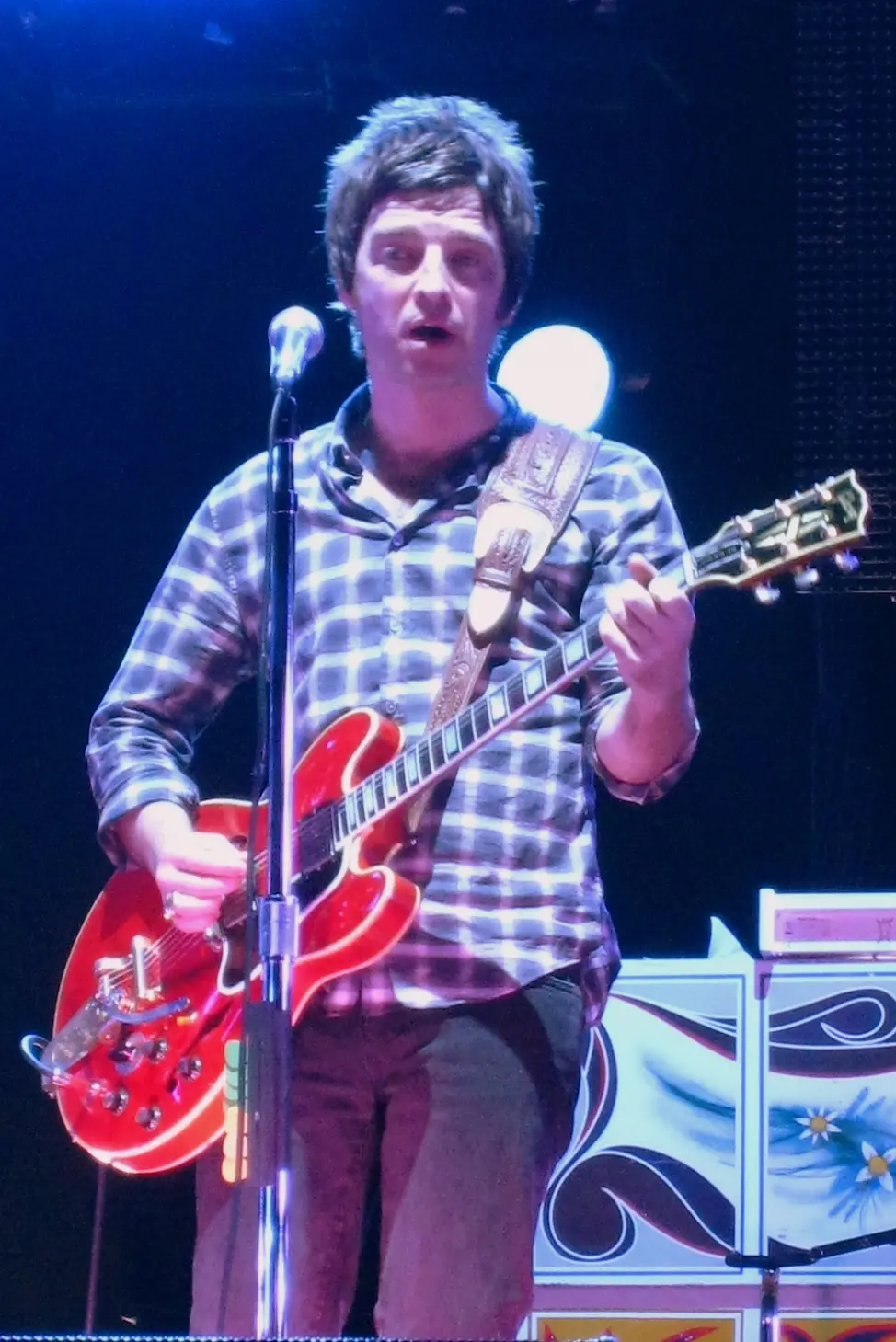 Noel Gallagher jouant Wonderwall à la guitare
