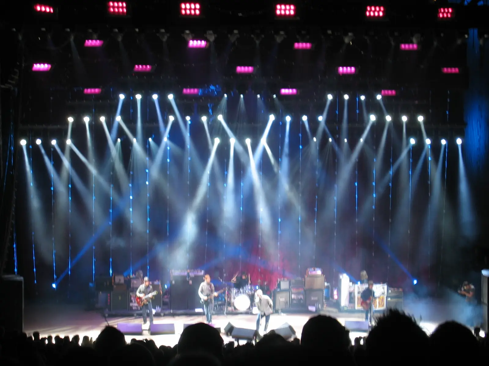 Oasis en concert jouant Wonderwall