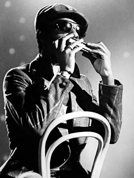 Stevie Wonder jouant de l’harmonica