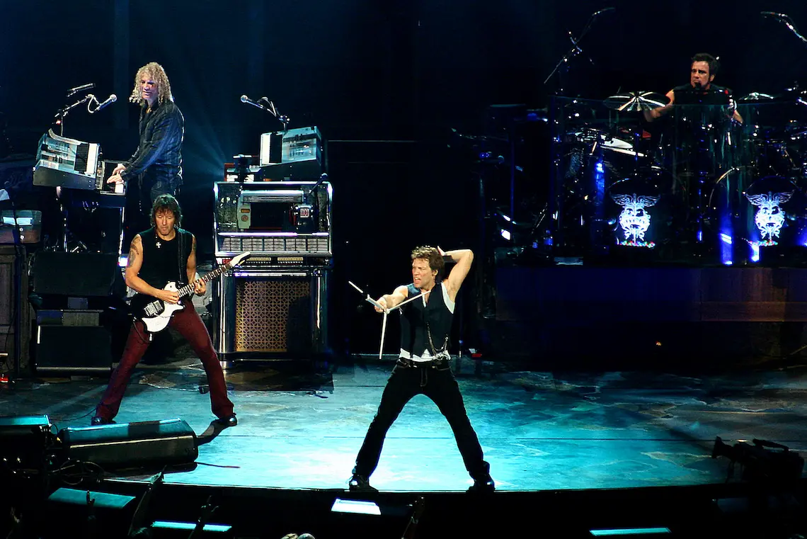 Bon Jovi en live jouant Livin’ on a Prayer