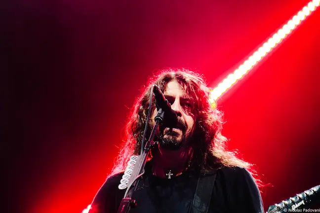 Dave Grohl jouant The Pretender à la guitare avec Foo Fighters