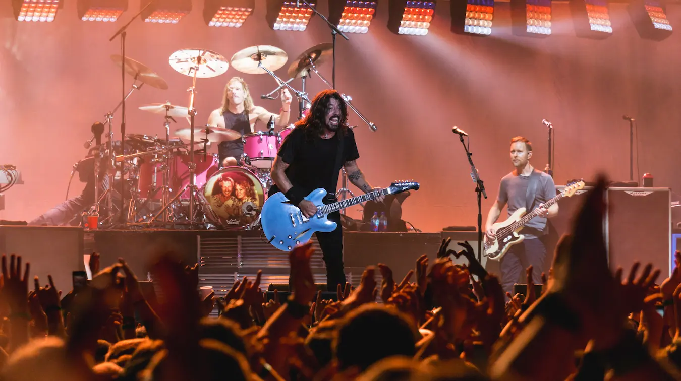 Foo Fighters en concert jouant The Pretender guitare