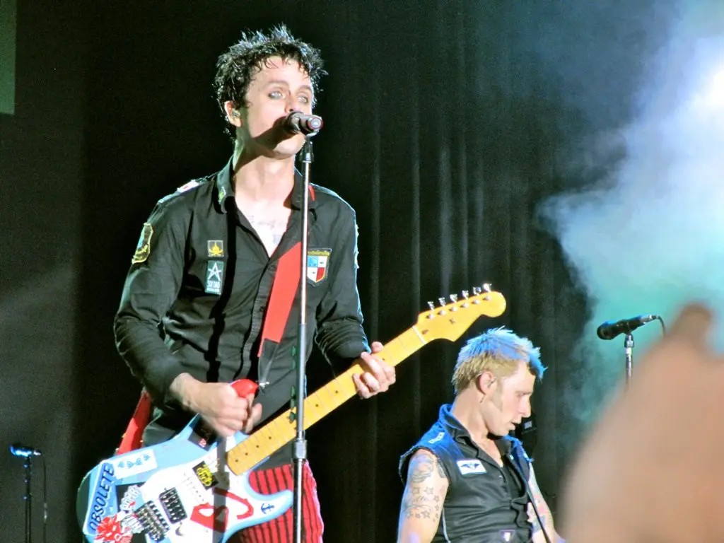 Green Day en concert jouant Boulevard of Broken Dreams