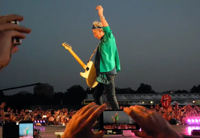 Keith Richards jouant de la guitare