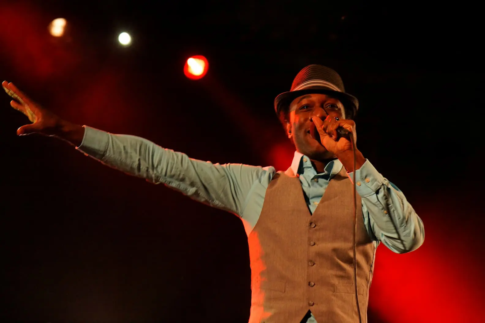 Performance live d’I Need a Dollar