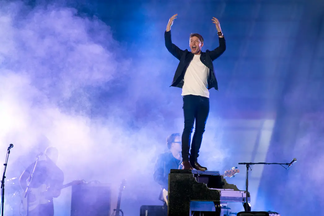 James Blunt en concert jouant You're Beautiful