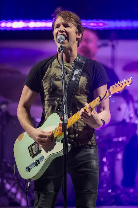 James Blunt jouant You're Beautiful à la guitare électrique