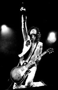 Jimmy Page de Led Zeppelin jouant sur sa Gibson Les Paul en concert – titre Thank You