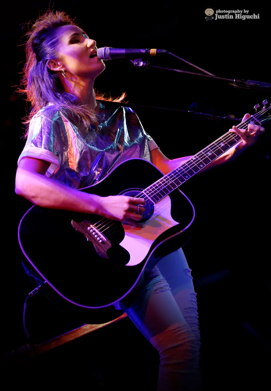 KT Tunstall avec sa guitare photographiée par Justin Higuchi