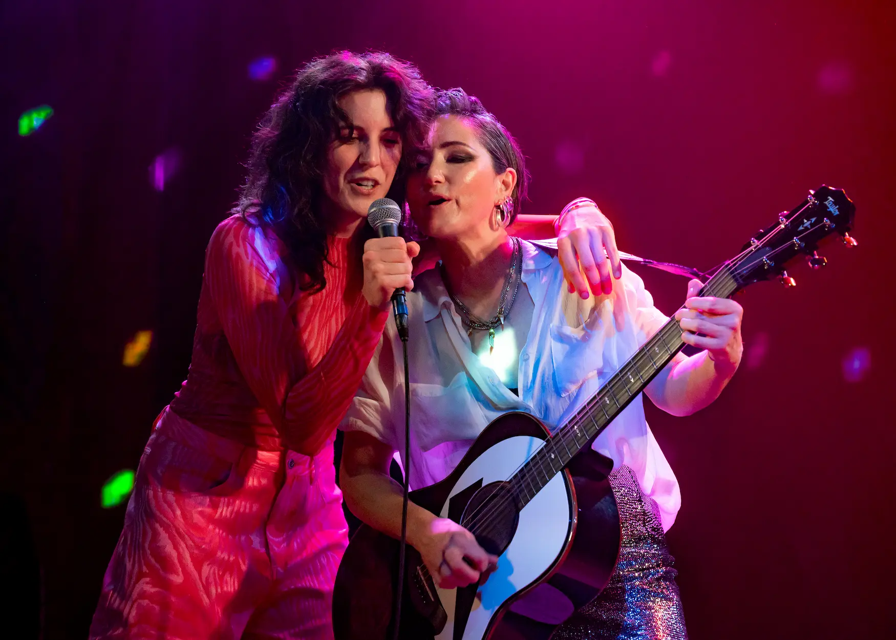 Guitariste jouant Black Horse and the Cherry Tree de KT Tunstall