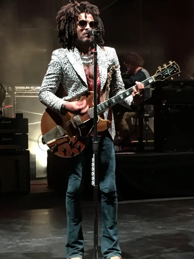 Lenny Kravitz jouant I Belong to You
