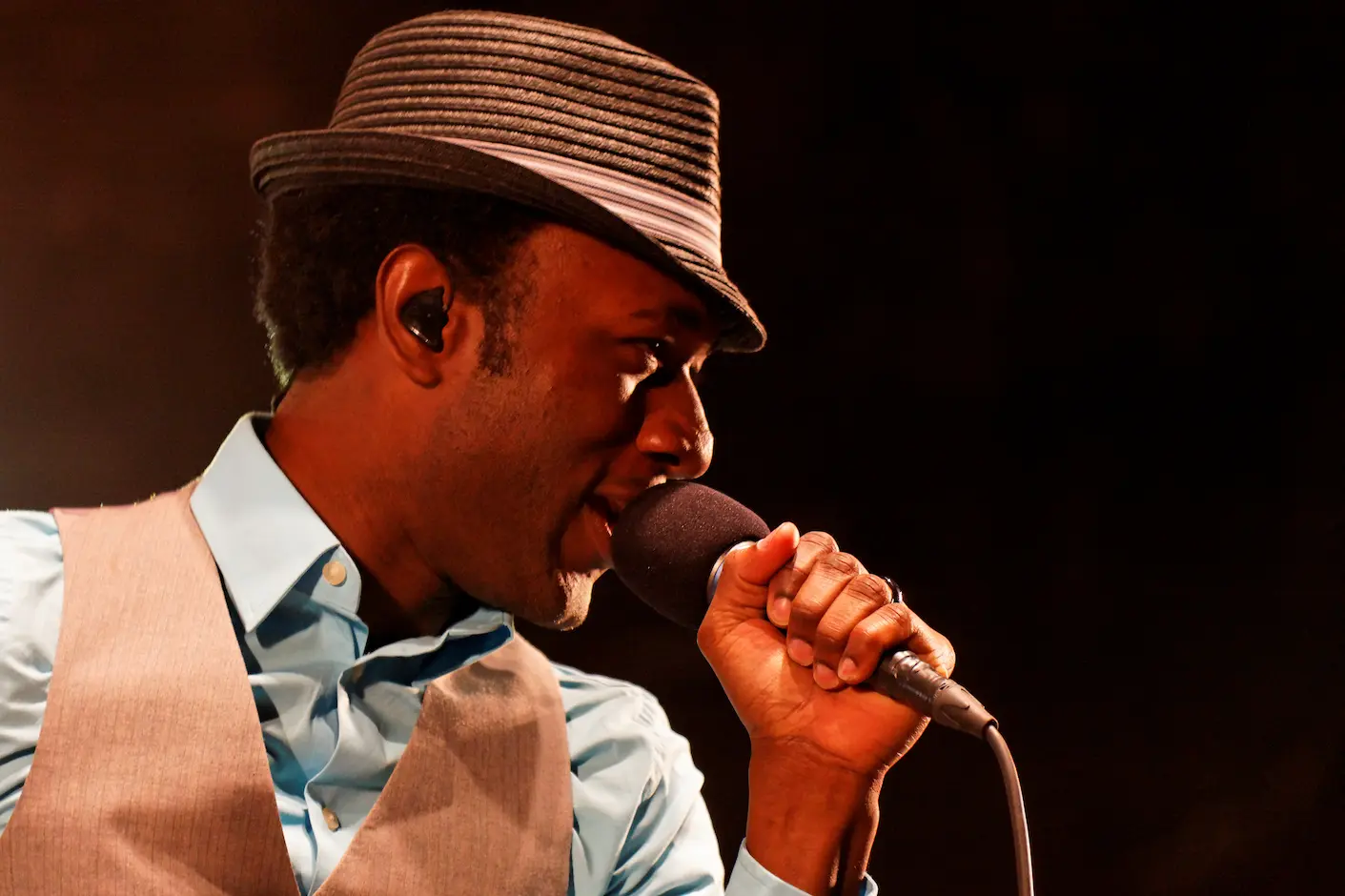 Aloe Blacc jouant I Need a Dollar à la guitare