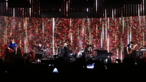 Radiohead en concert live avec un décor lumineux impressionnant