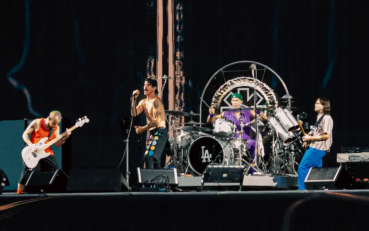 Red Hot Chili Peppers en live jouant If You Have to Ask
