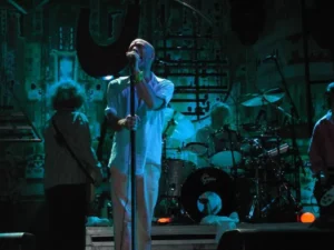 Michael Stipe, chanteur de R.E.M., interprétant un titre sur scène à Padoue en 2003