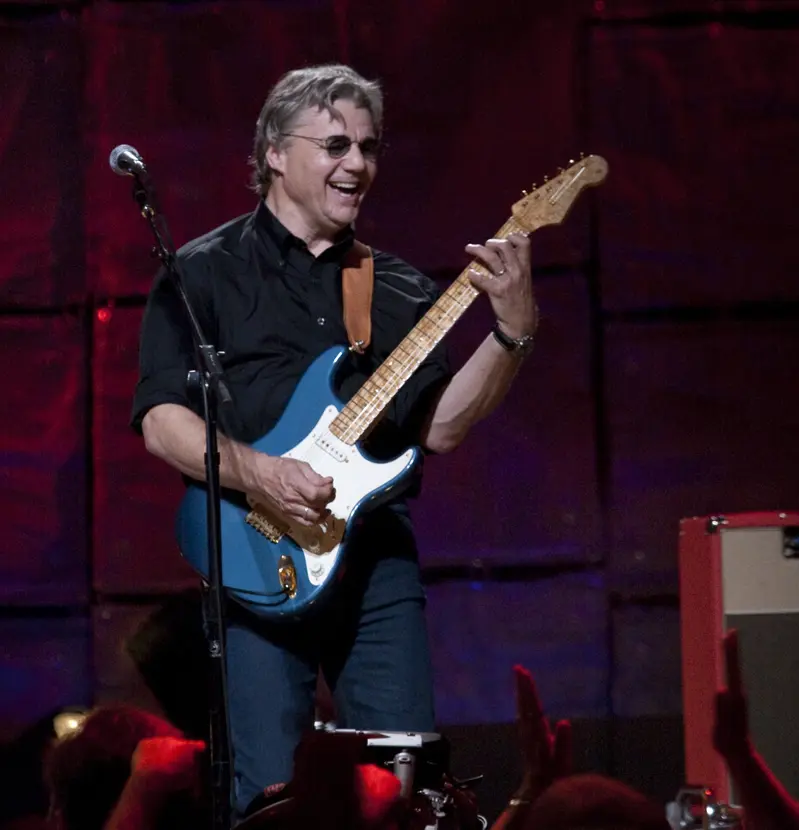 Portrait de Steve Miller avec sa guitare