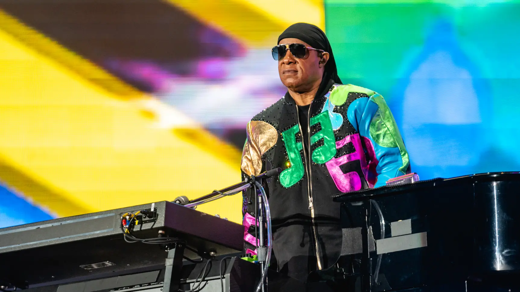 Stevie Wonder en concert jouant Master Blaster